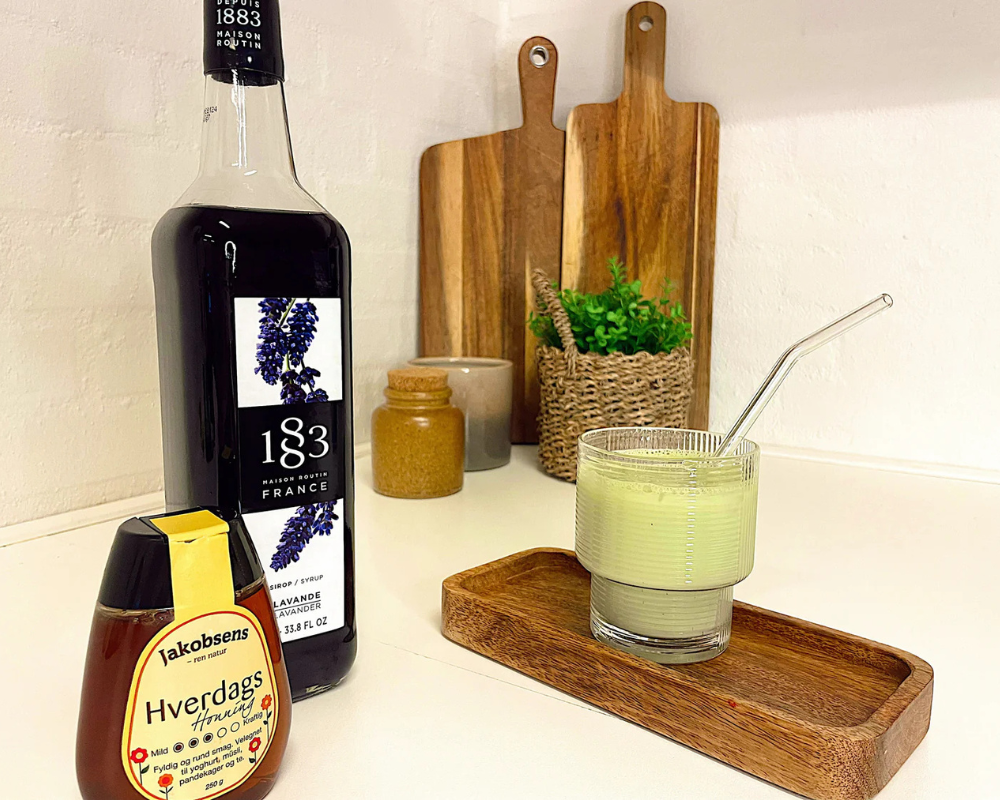 Lavender Honey Iced Matcha – bloemige iced matcha latte met honing